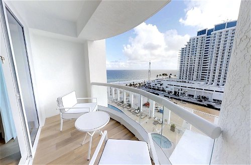 Foto 29 - Beachfront Condo With Large Balcony