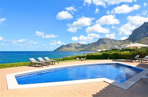 Photo 28 - Luxurious Sea Front Villa in Mallorca