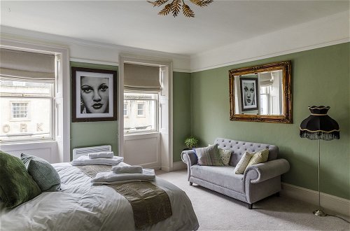 Photo 8 - Impeccable 4-bed Apartment in Bath