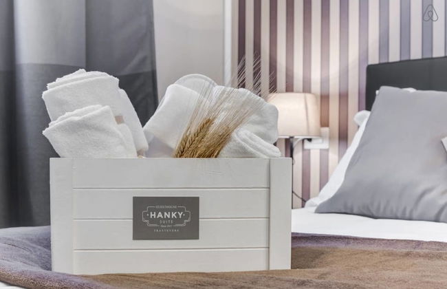 Hanky Suite - Photo 34