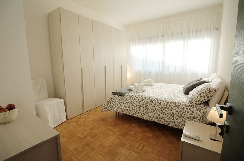 Photo 5 - Wonder 3BR EUR Apartment