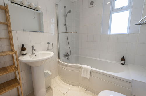 Photo 19 - ALTIDO Charming 1 Bed Flat, Sleeps 4