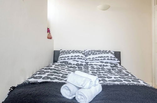 Photo 3 - JOIVY Charming 1 Bed Flat, Sleeps 4