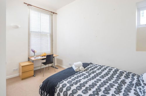 Photo 6 - JOIVY Charming 1 Bed Flat, Sleeps 4