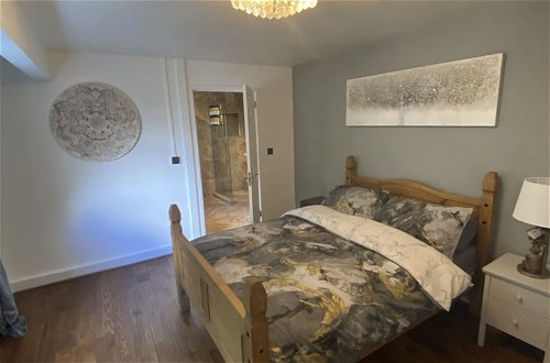 Photo 4 - Stunning Beautiful 4-bed House in South Wales