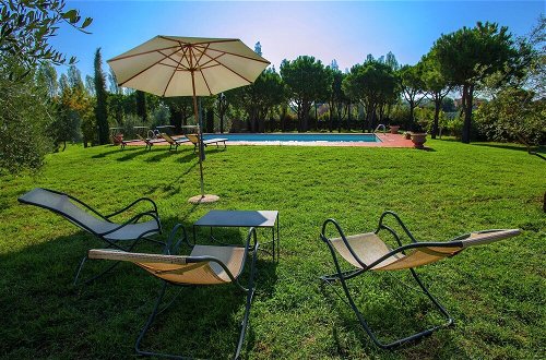 Foto 15 - Villa with Spacious Garden, Swimming Pool, Hot Tub, Tennis Court near Cortona