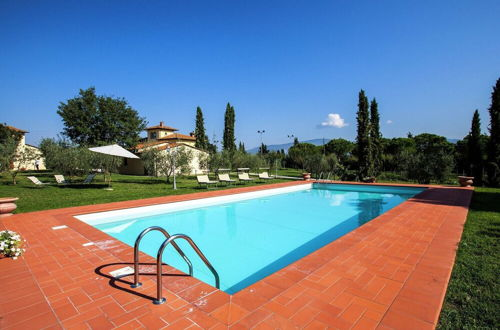 Foto 11 - Villa with Spacious Garden, Swimming Pool, Hot Tub, Tennis Court near Cortona