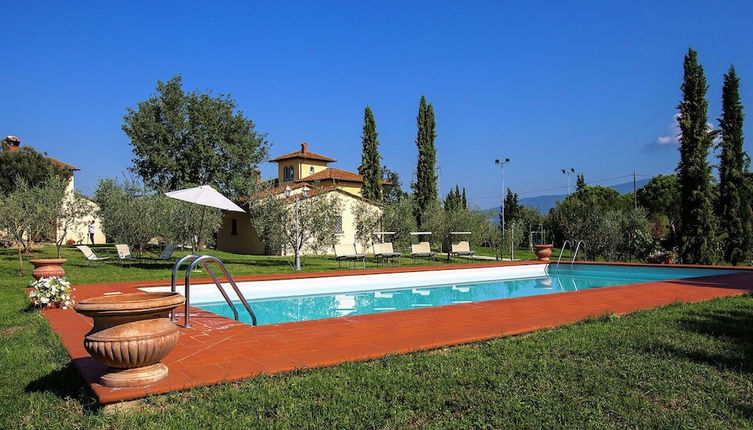 Foto 1 - Villa with Spacious Garden, Swimming Pool, Hot Tub, Tennis Court near Cortona