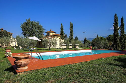 Foto 1 - Villa with Spacious Garden, Swimming Pool, Hot Tub, Tennis Court near Cortona