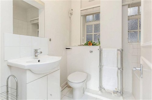 Photo 17 - Bright Two Bedroom Apartment in Chelsea 43