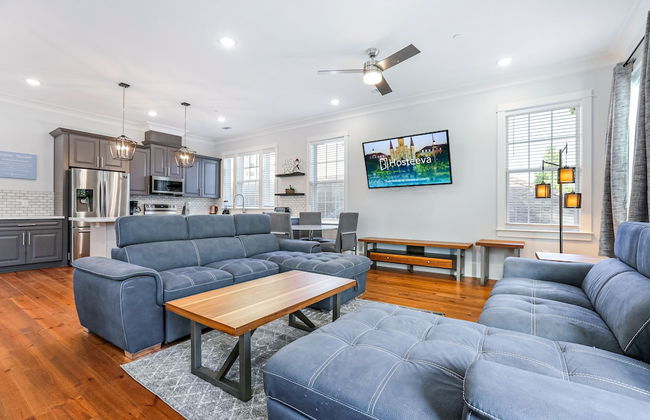 Stunning Modern and Fully-Upgraded 5 BR with Pool - Photo 22