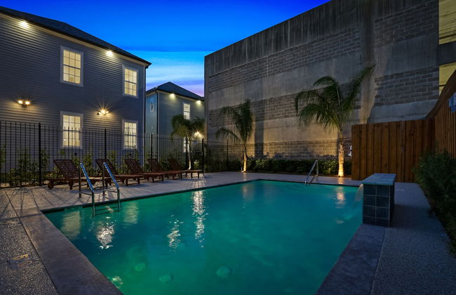 Stunning Modern and Fully-Upgraded 5 BR with Pool - Photo 30