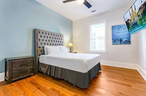 Photo 5 - 5 Bedroom Apartment near French Quarter by Hosteeva