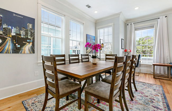 Spacious 5BR Urban Retreat with Balcony & Pool - Foto 16