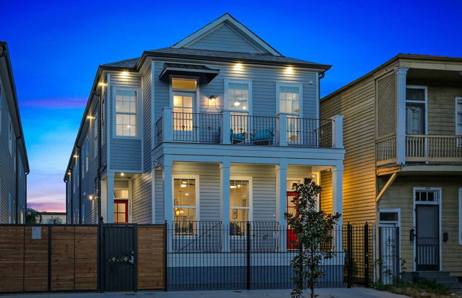 Modern 4 BR Condo with Balcony & Pool - Near FQ - Foto 47