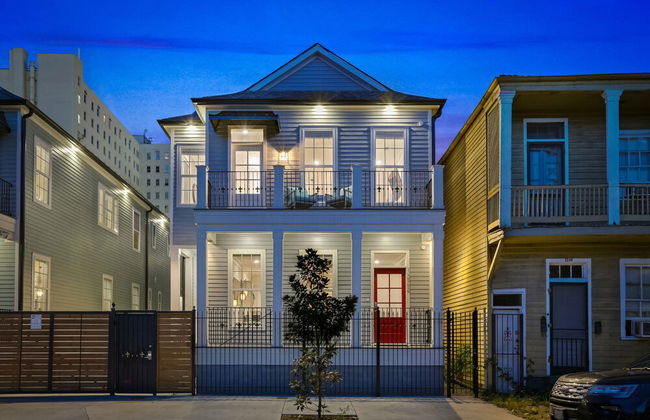 Modern 4 BR Condo with Balcony & Pool - Near FQ - Foto 49