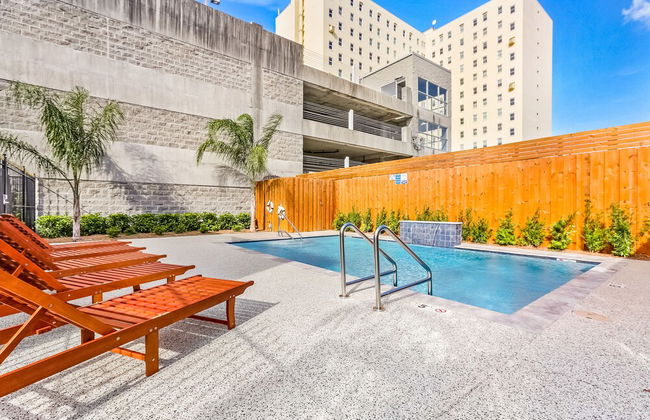 Stunning Modern and Fully-Upgraded 5 BR with Pool - Photo 34