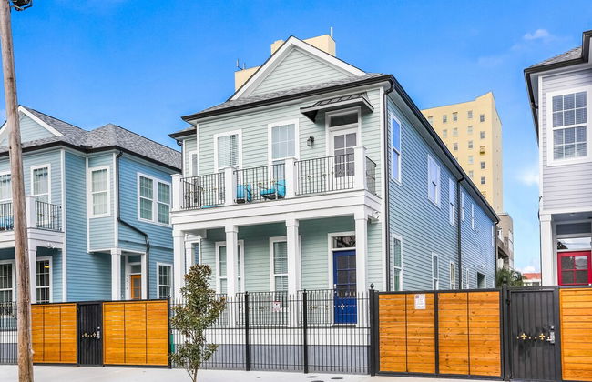 Modern 4 BR Condo with Balcony & Pool - Near FQ - Foto 46