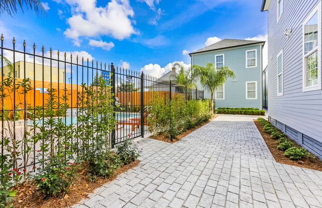 Modern 4 BR Condo with Balcony & Pool - Near FQ - Foto 52