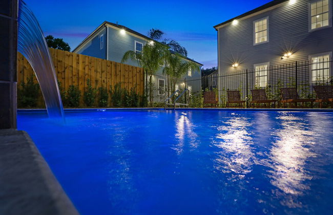 Modern 4 BR Condo with Balcony & Pool - Near FQ - Foto 36