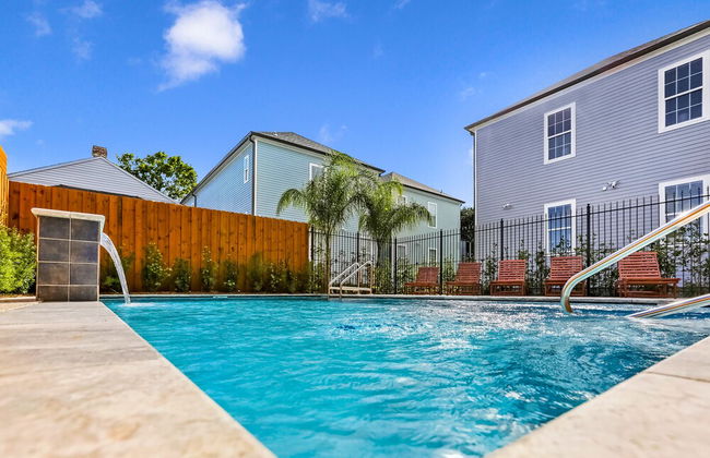 Modern 4 BR Condo with Balcony & Pool - Near FQ - Foto 37