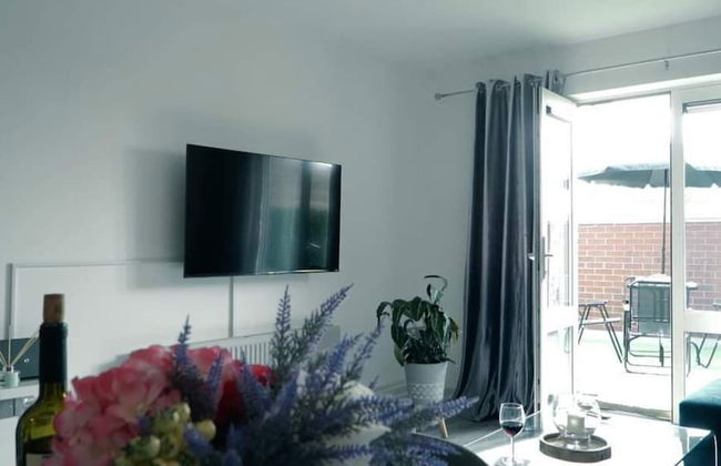 Blue Apartment in Peterborough - Photo 2