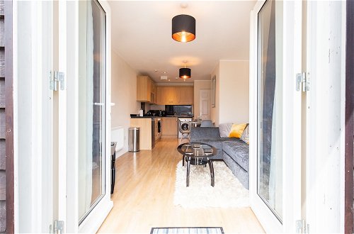 Photo 34 - Velvet 1-bedroom Apartment With Balcony, Hoddesdon