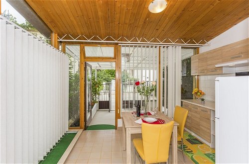 Photo 11 - Comfortable Modern Studio With Shaded Patio