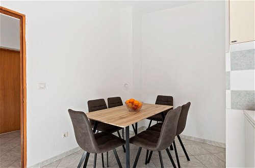 Foto 17 - Simplistic Apartment in Vir With Garden