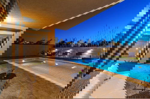 Foto 15 - Super Modern Villa With Private Pool