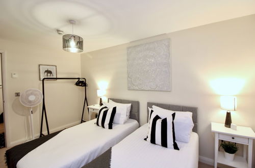 Photo 3 - Beautiful Central Windsor Apartment