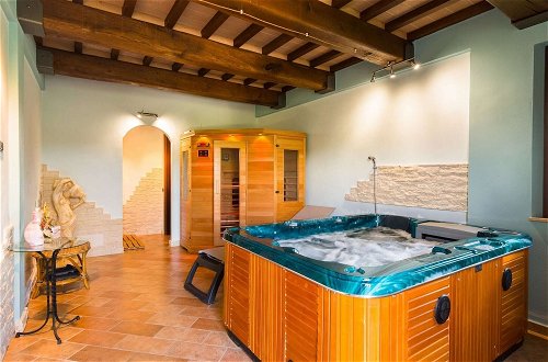 Foto 15 - Secluded Mansion in Perugia with Hot Tub