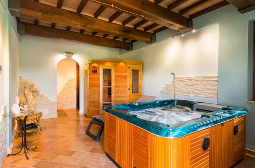 Foto 15 - Secluded Mansion in Perugia with Hot Tub