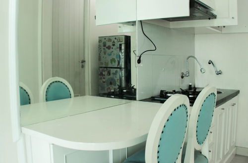 Photo 7 - Elegant And Tidy Studio At Grand Kamala Lagoon Apartment