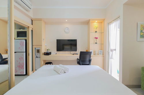 Photo 3 - Minimalist and Comfy Studio The Oasis Cikarang Apartment