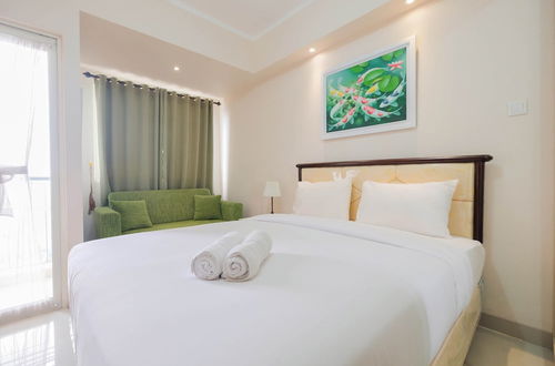 Foto 5 - Minimalist and Comfy Studio The Oasis Cikarang Apartment