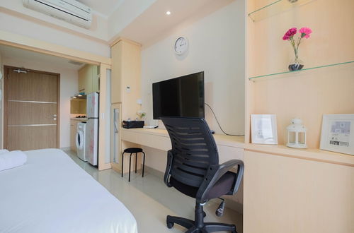 Photo 15 - Minimalist and Comfy Studio The Oasis Cikarang Apartment