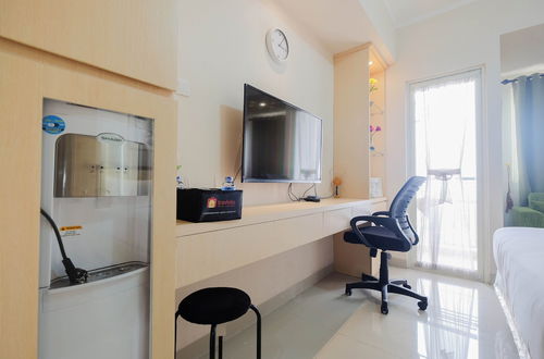 Foto 14 - Minimalist and Comfy Studio The Oasis Cikarang Apartment