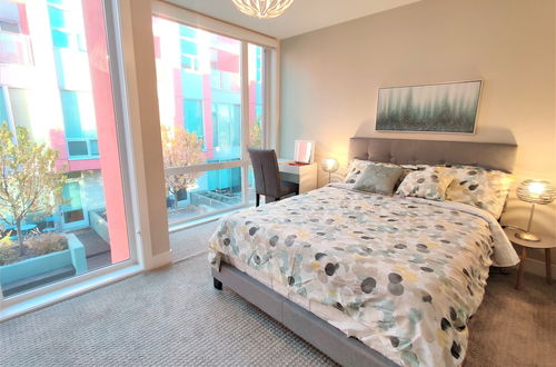 Photo 5 - Monki Di Executive Suites - GLAS - Luxury Inner City Home 3 min to Downtown w Private Rooftop Patio Fireplace