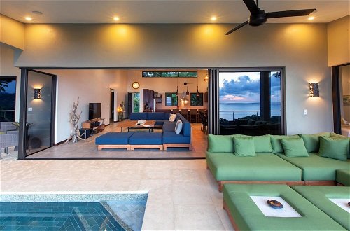 Foto 5 - Luxe 4 Bdrm Villa w Epic Oceanview Infinity Pool