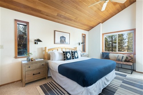Photo 4 - Redwood by Avantstay Secluded Cabin w/ Views & Spa 5mins to Northstar