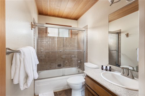 Photo 18 - Redwood by Avantstay Secluded Cabin w/ Views & Spa 5mins to Northstar