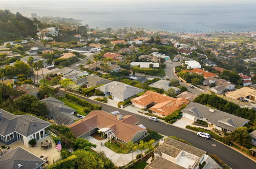 Photo 4 - Parasol by Avantstay Hilltop Ocean View Escape w/ Large Patio & Pool Table