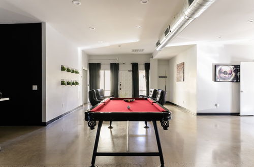 Foto 9 - Luna & Stellar by Avantstay Modern Artist's Loft Buyout w/ 10 Brs, Patio & Billiards