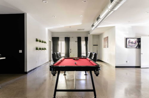 Photo 12 - Luna by Avantstay Industrial Artist's Loft in Old Town w/ Billiards