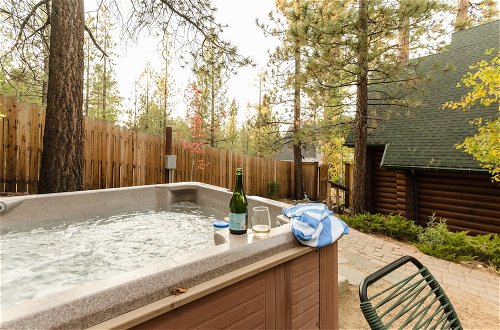 Foto 17 - Grizzly by Avantstay Rustic Big Bear Cabin w/ Hot Tub & Pool Table