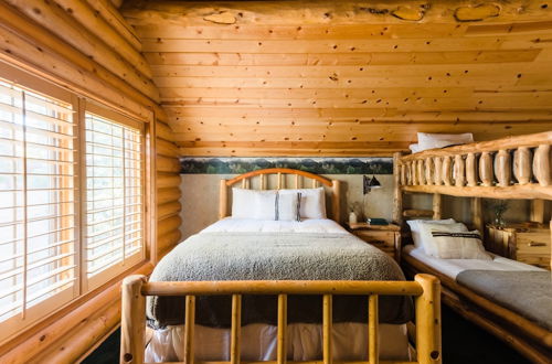 Foto 6 - Grizzly by Avantstay Rustic Big Bear Cabin w/ Hot Tub & Pool Table