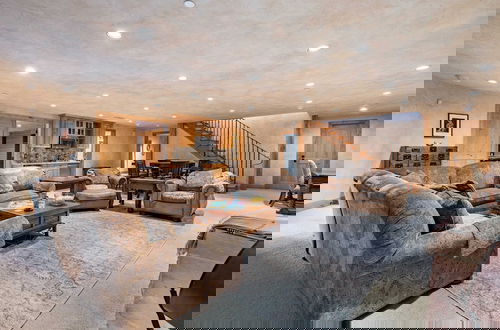 Foto 21 - Cherry Ridge by Avantstay Incredible Mountain Mansion w/ Game Room, Hot Tub & Views!!