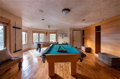 Foto 29 - Cherry Ridge by Avantstay Incredible Mountain Mansion w/ Game Room, Hot Tub & Views