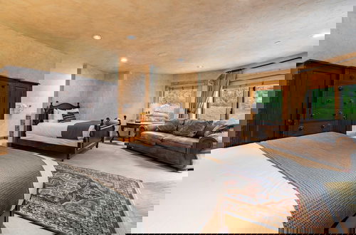 Foto 52 - Cherry Ridge by Avantstay Incredible Mountain Mansion w/ Game Room, Hot Tub & Views!!